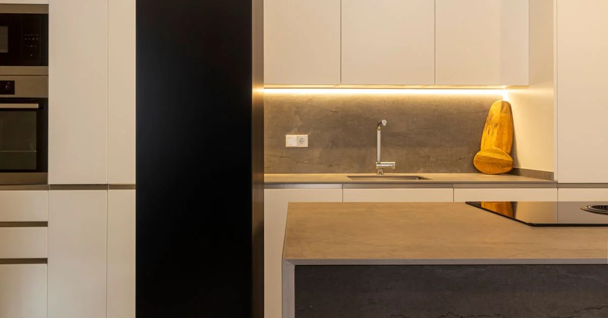 Una cocina elegante con un diseño moderno, elementos minimalistas y una iluminación cálida.